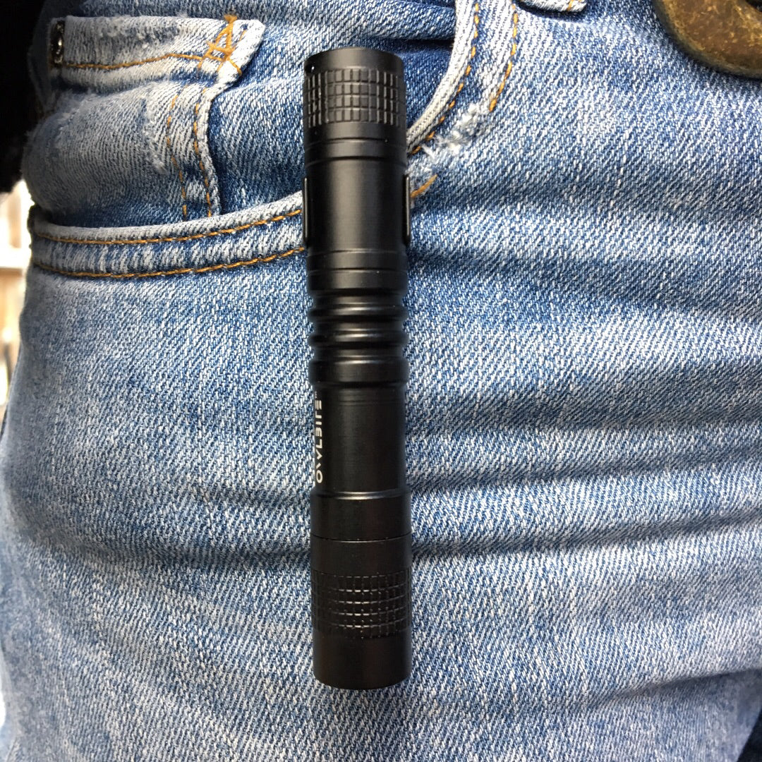 Kraftig mini LED lommelygte fra OwlBite® - tåler al slags vejr. Lygte set i lomme.
