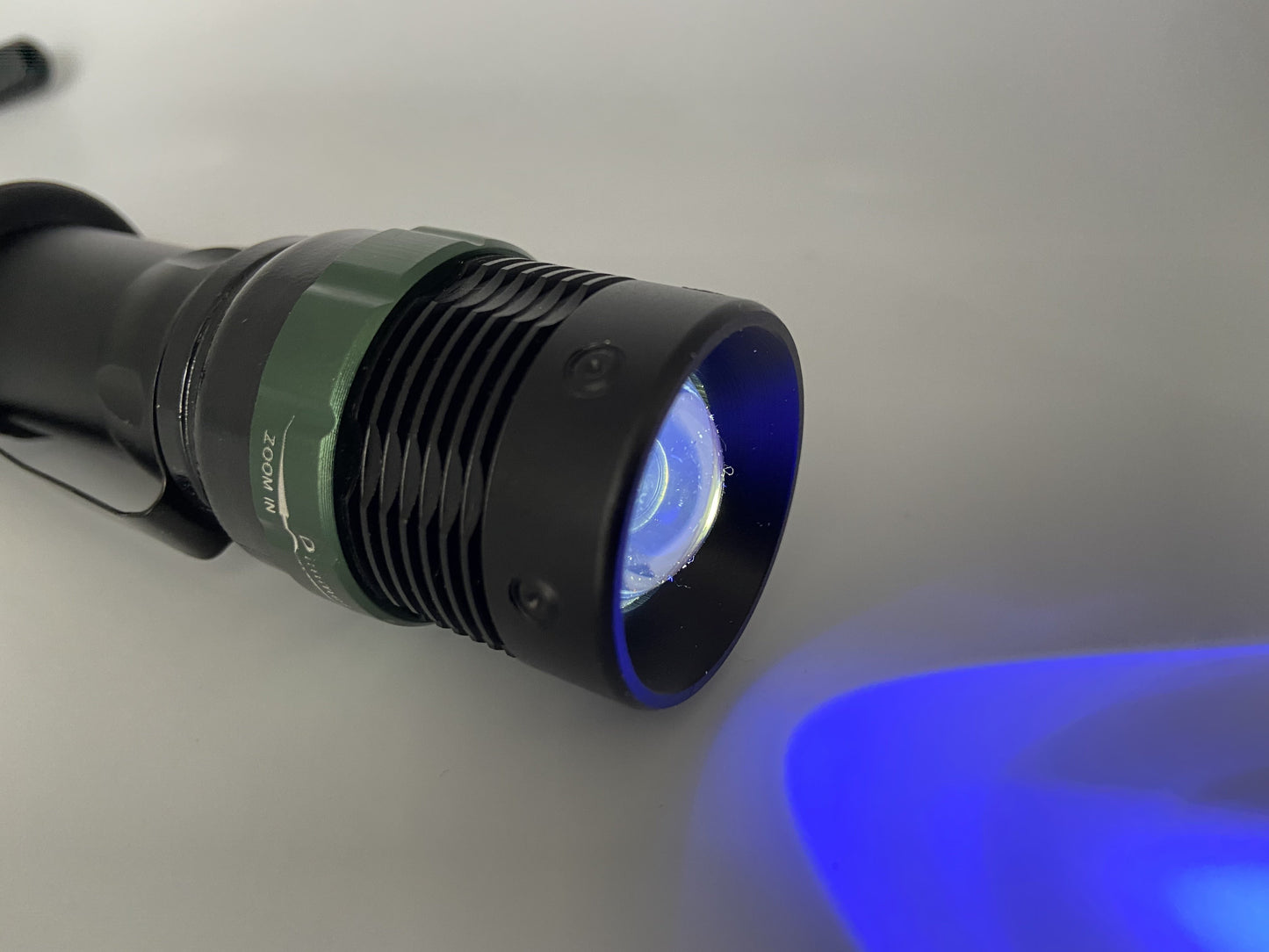 UV Ravlygte 365 nm LED. Ravlygte er tændt.