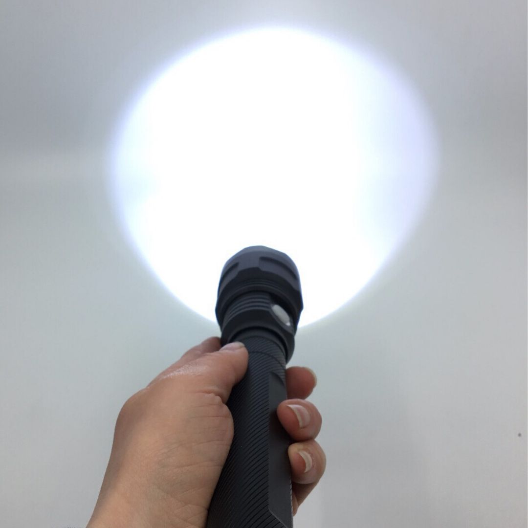 Genopladelig LED lommelygte med 1100 lumens og 5 lysindstillinger