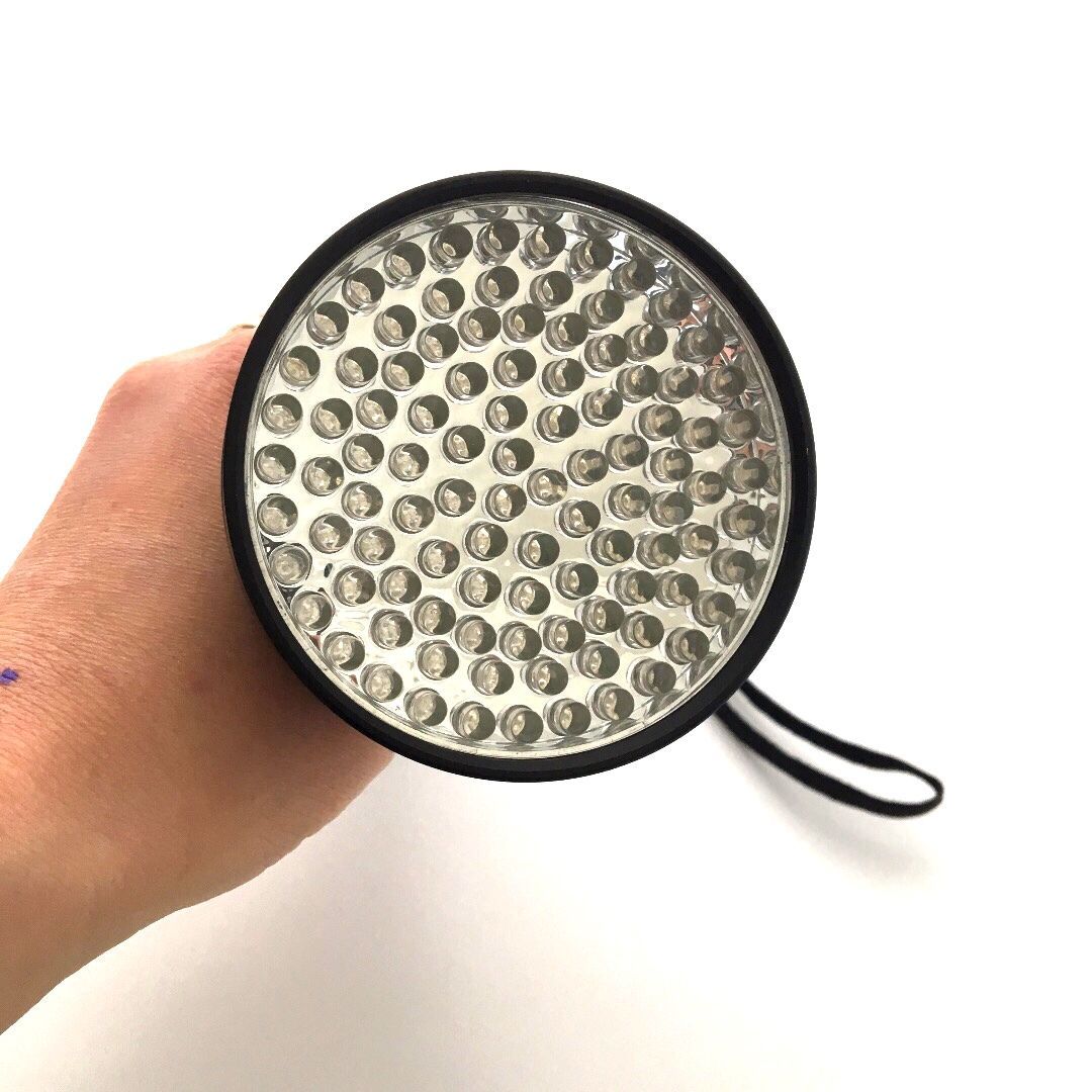Ravlygte UVA100 fra SamuEye™ . Kraftig og billig ravlampe med UV. Set forfra.