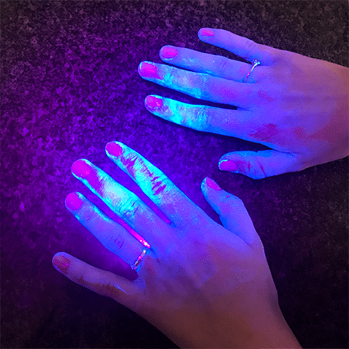 Selvlysende UV creme til håndhygiejne test og læring (200ml). Hænder med uv-creme.