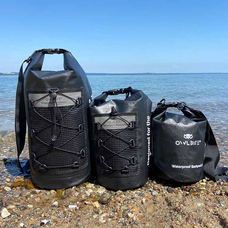 Vandtæt taske Dry Bag Rygsæk™ fra danske Owlbite® på 20L (Liter), sort. Tre størrelser drybags fra Owlbite.