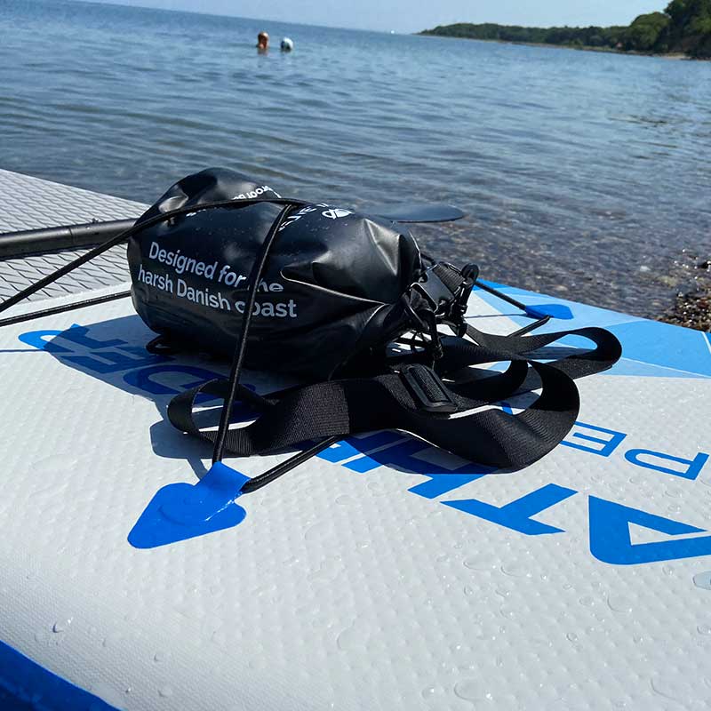 Vandtæt taske Dry Bag Rygsæk™ fra danske Owlbite® på 10L (Liter), sort. Set på paddleboard. 