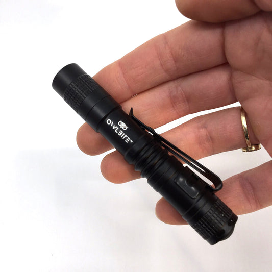 Kraftig mini LED lommelygte fra OwlBite® - tåler al slags vejr. Lygte holdt i hånd.