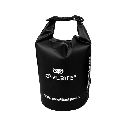 Vandtæt taske Dry Bag Rygsæk™ fra danske Owlbite® på 5L (Liter), sort. Set forfra.